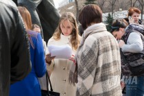 Прибывшие участники митинга отмечаются в списках