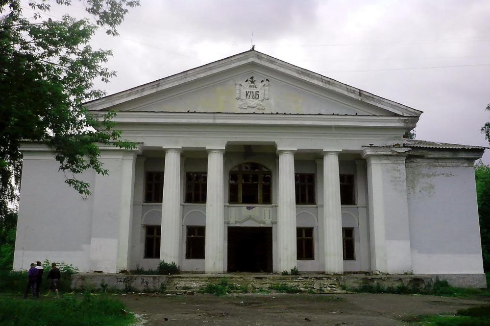Здание бывшего Дома культуры Чернораменского торфопредприятия