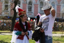 Шествие первомайской колонны по улице Большая Покровская в Нижнем Новгороде