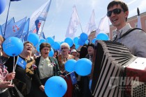 Шествие первомайской колонны по улице Большая Покровская в Нижнем Новгороде