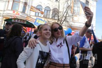 Шествие первомайской колонны по улице Большая Покровская в Нижнем Новгороде