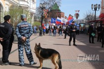 Шествие первомайской колонны по улице Большая Покровская в Нижнем Новгороде