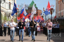 Шествие первомайской колонны по улице Большая Покровская в Нижнем Новгороде