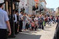 Шествие первомайской колонны по улице Большая Покровская в Нижнем Новгороде