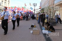 Шествие первомайской колонны по улице Большая Покровская в Нижнем Новгороде