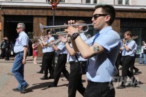 Шествие первомайской колонны по улице Большая Покровская в Нижнем Новгороде