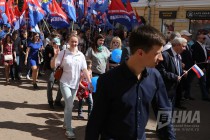 Шествие первомайской колонны по улице Большая Покровская в Нижнем Новгороде
