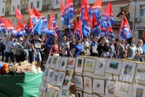 Шествие первомайской колонны по улице Большая Покровская в Нижнем Новгороде