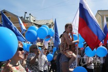 Шествие первомайской колонны по улице Большая Покровская в Нижнем Новгороде