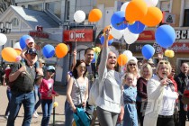 Шествие первомайской колонны по улице Большая Покровская в Нижнем Новгороде