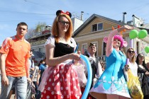 Шествие первомайской колонны по улице Большая Покровская в Нижнем Новгороде