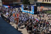 Шествие первомайской колонны по улице Большая Покровская в Нижнем Новгороде