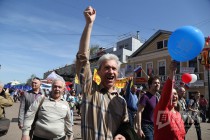 Шествие первомайской колонны по улице Большая Покровская в Нижнем Новгороде