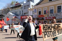 Шествие первомайской колонны по улице Большая Покровская в Нижнем Новгороде