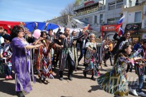 Шествие первомайской колонны по улице Большая Покровская в Нижнем Новгороде