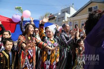 Шествие первомайской колонны по улице Большая Покровская в Нижнем Новгороде