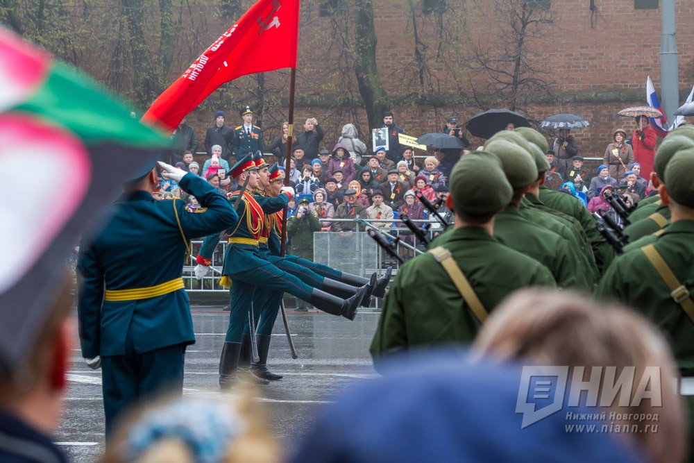 Парад в честь 72-летней годовщины Победы проходит на площади Минина и Пожарского в Нижнем Новгороде 9 мая