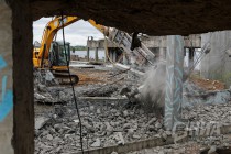 Начался снос конструкций за синим забором на Нижневолжской набережной в Нижнем Новгороде