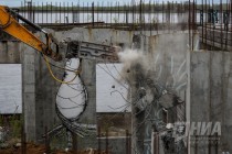 Начался снос конструкций за синим забором на Нижневолжской набережной в Нижнем Новгороде