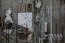 Начался снос конструкций за синим забором на Нижневолжской набережной в Нижнем Новгороде