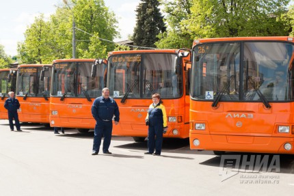 Церемония вручения ключей от 50 новых городских автобусов в Нижнем Новгороде