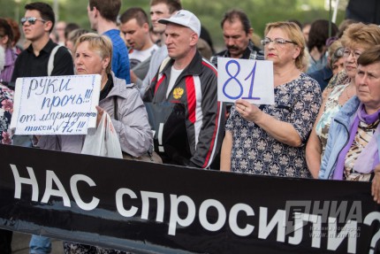 Несколько перевозчиков провели на площади Ленина акцию против новой маршрутной сети в Нижнем Новгороде