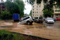 Провал в асфальте диаметром 1,5 метра образовался из-за прорыва водопровода на ул.Полтавская в Нижнем Новгороде