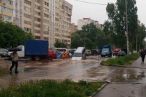 Провал в асфальте диаметром 1,5 метра образовался из-за прорыва водопровода на ул.Полтавская в Нижнем Новгороде