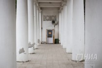 Колоннада внутри арки при входе в парк Швейцария