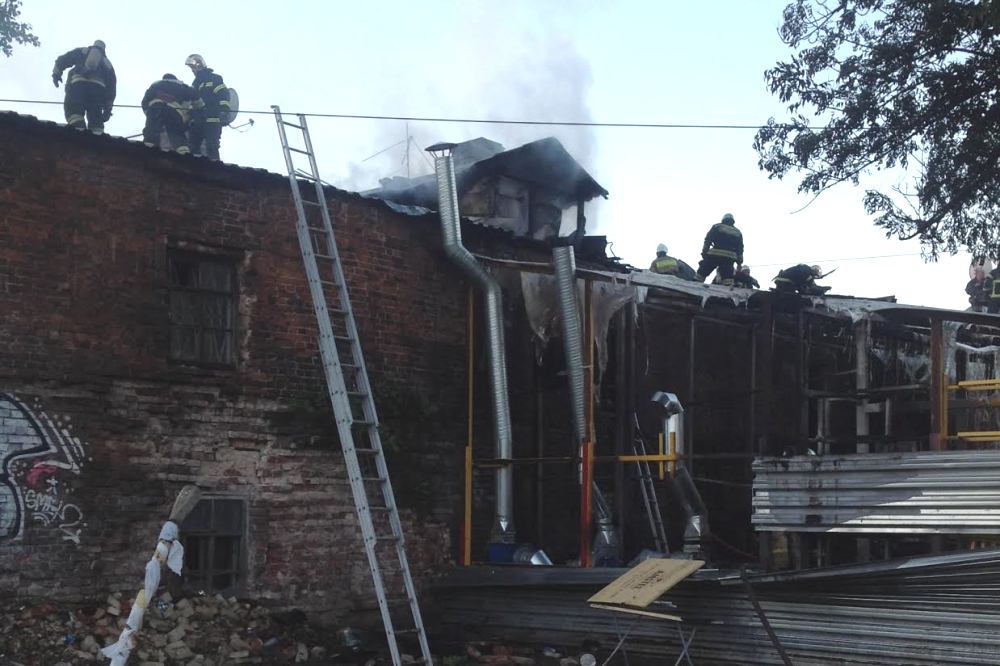 Двухэтажный дом на площади 100 кв. метров горел в центре Нижнего Новгорода ночью 29 июня