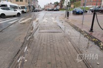 Дорожное покрытие после дождя в районе ул. Рождественской