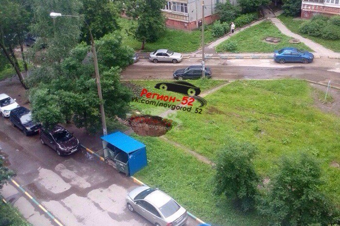 Провал грунта из-за аварии на коллекторе произошел на ул. Генерала Зимина в Нижнем Новгороде