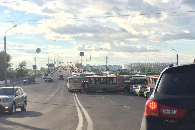 Два автобуса столкнулись на Канавинском мосту в Нижнем Новгороде в вечерний час пик 11 июля