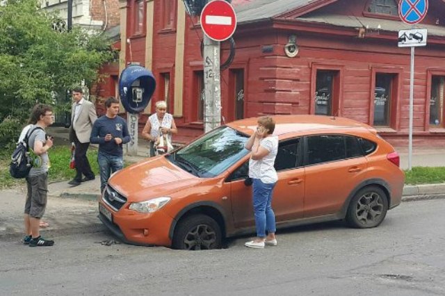 Провал колодца на водопроводе стал причиной разрушения дороги на ул. Ошарской в Нижнем Новгороде 18 июля