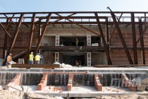 Ремонтируемый фасад театра Вера