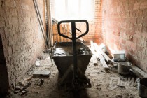 Прокладка коммуникаций и укрепление стен здания