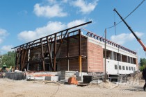 Монтаж обновленной конструкции на фасаде здания