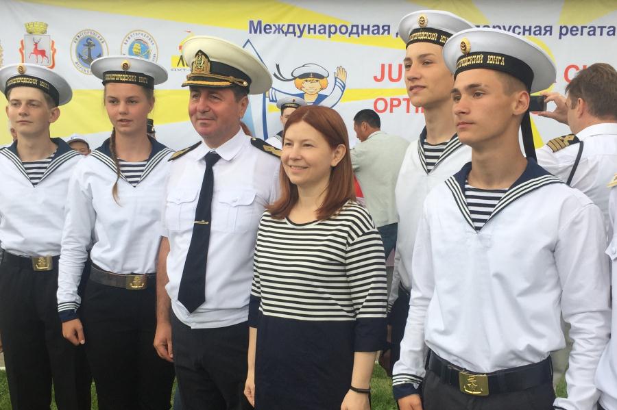 Владимир Дьяков и Елизавета Солонченко с участниками регаты