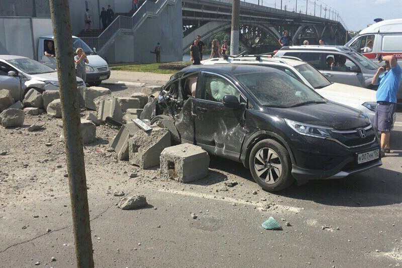 Груженый бетоном грузовик перевернулся около Канавинского моста в Нижнем Новгороде 27 июля