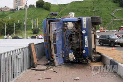 Груженый бетоном грузовик перевернулся на Канавинском мосту в Нижнем Новгороде