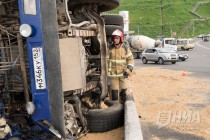 Сотрудники МЧС осматривают место происшествия