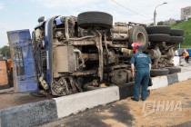 Сотрудники МЧС осматривают место происшествия