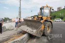 Уборка дорожного покрытия на Канавинском мосту