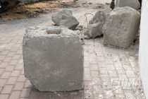 Рассыпавшиеся бетонные блоки из грузовика