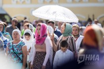 Паломники укрываются от солнца