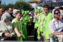 Волонтеры делают коридор