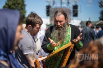 Святой отец общается с прихожанами