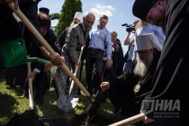 Гости вместе с монахинями сажают сакуру