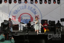Группа Замша выступает на музыкальном фестивале Рок чистой воды на площади Минина и Пожарского в Нижнем Новгороде