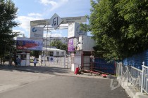 Синий забор рядом с входом и Павильоном №1 на Нижегородской ярмарке, который скрывает территорию предназначенную для строительства нового комплекса